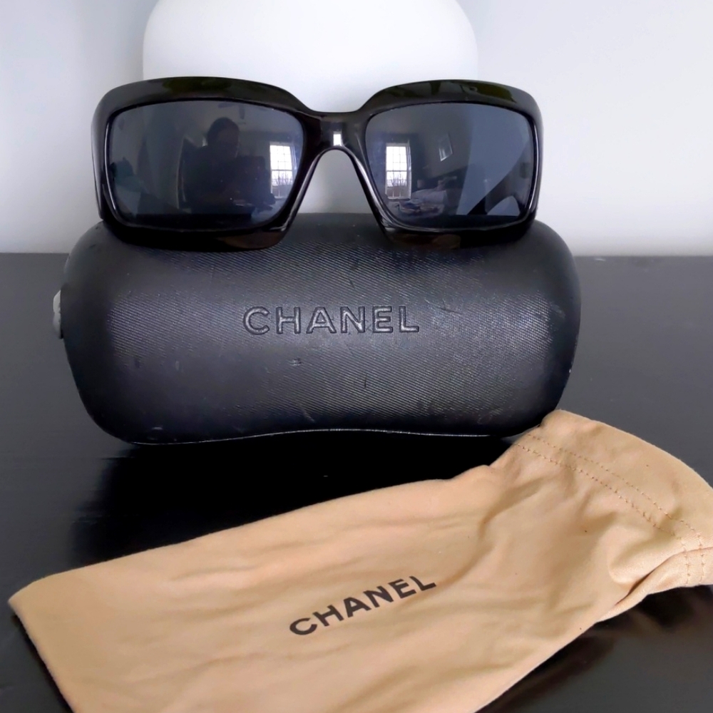 Authentic! Vintage CHANEL black mother of pearl sunglasses